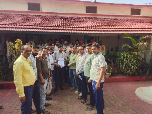 स्वास्थ्य सुविधाओं में सुधार की मांग को लेकर व्यापारी संघ और चेंबर ऑफ कॉमर्स ने सौंपा ज्ञापन