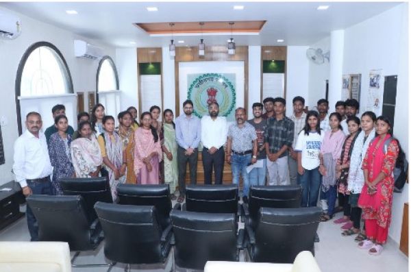 मेधावी विद्यार्थियों के सपनों को मिल रही उड़ान, &ldquo;हमर लक्ष्य&rdquo; योजना से 51 छात्रों को आर्थिक सहायता   कलेक्टर और जिला पंचायत सीईओ से मिलकर विद्यार्थियों ने जताया आभार