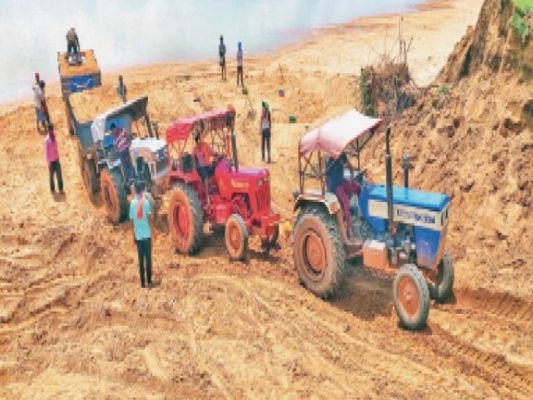 रेत की कालाबाजारी से जनता परेशान, मनमाने दाम वसूल रहे ट्रैक्टर संचालक   सरायपाली-बसना क्षेत्र में निर्माण कार्य प्रभावित, प्रशासनिक कार्रवाई की मांग तेज