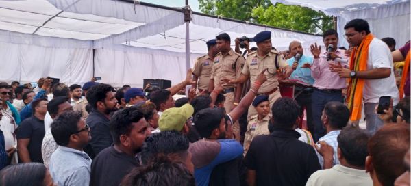 झाल सुशासन तिहार में कांग्रेस का हंगामा, भाजपा-कांग्रेस आमने-सामने, घंटों चला हाई वोल्टेज ड्रामा..