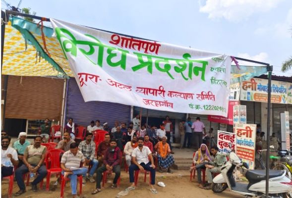 दुकानें बंद कर धरने पर बैठे  व्यापारी....CMO पर मनमानी और दबाव की वसूली के आरोप....पुलिस बल के साथ धमकाने का लगाया आरोप.....निलंबन और उच्चस्तरीय जांच की उठी मांग