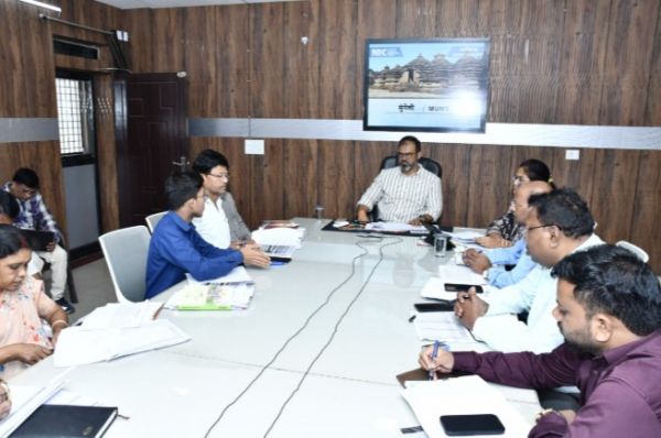 कलेक्टर ने खाद-बीज की उपलब्धता के संबंध में अधिकारियों की ली बैठक