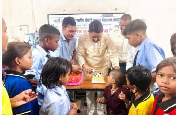 बालपुर में शाला प्रवेश उत्सव: बच्चों संग मध्यान्ह भोजन कर भावुक हुए पूर्व संसदीय सचिव चंद्रदेव राय