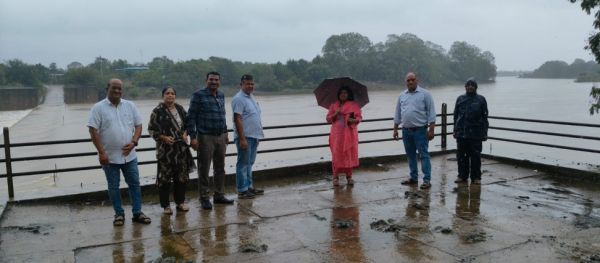 स्वास्थ्य टीम ने बाढ़ संभावित प्रभावित गांवों में स्वास्थ्य व्यवस्थाओं का किया निरीक्षण