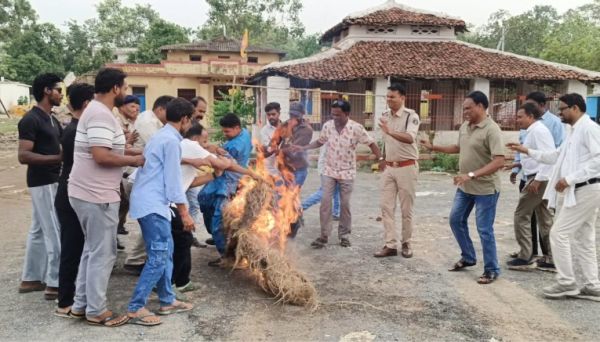 विपक्ष को दबाने की कोशिश कर रही है भाजपा सरकार- बिनोद भारद्वाज..  सारंगढ़ कांग्रेस जिला अध्यक्ष  के नेतृत्व मे पीएम औऱ मुख्यमंत्री किया पुतला दहन..