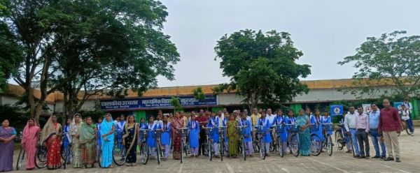 शास.उच्च.माध्य. विद्या. खुरसुला के 37 छात्राओं को  सायकल वितरित