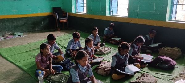 शराब के नशे में स्कूल आने के आरोपों से घिरे प्रधानपाठक, बच्चों ने कहा&mdash; डर के साए में पढ़ाई