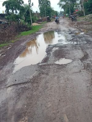जिला मुख्यालय के समीप जर्जर सड़क बनी हादसों का कारण, डर के साये में जी रहे ग्रामीण 