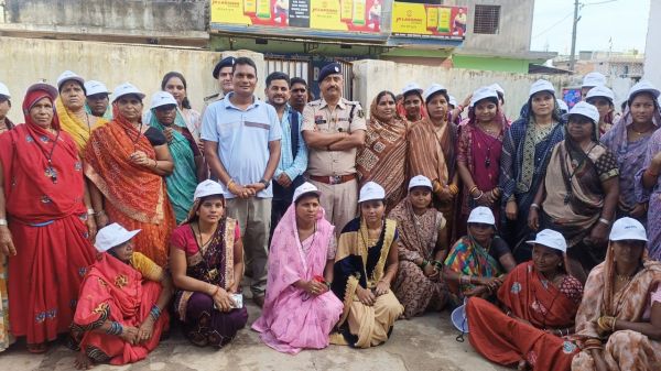 ग्राम गोधना में 56 सदस्यीय महिला कमांडो टीम का गठन, अपराधमुक्त गांव बनाने का लिया संकल्प 