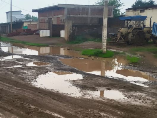 जर्जर सड़क से ग्रामीण बेहाल, पेड्रावन&ndash;सरधाभाठा&ndash;बालपुर मार्ग की मरम्मत की मांग   बड़े-बड़े गड्ढों और कीचड़ से आवागमन मुश्किल, दुर्घटना का बढ़ा खतरा
