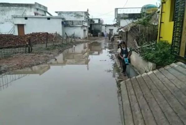 जल निकासी के अभाव में बढ़ी परेशानी, ग्रामीणों ने पंचायत व्यवस्था पर उठाए सवाल, मुख्यमंत्री हेल्पलाइन में भी शिकायत