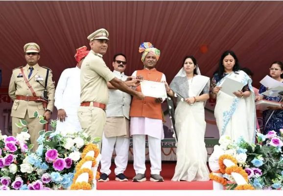 स्वतंत्रता दिवस पर मेधावी विद्यार्थियों का सम्मान, युवाओं की अनूठी पहल  ग्राम पाट में प्रतिभाशाली छात्र-छात्राओं को पुरस्कार व मेडल देकर बढ़ाया हौसला