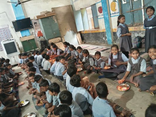शासकीय पूर्व माध्यमिक विद्यालय में धूमधाम से मनाया रक्षा बंधन  नन्हे-मुन्ने बच्चों ने अपने हाथों से बनाई राखियां, भाइयों की कलाई पर बांधकर मनाया पर्व