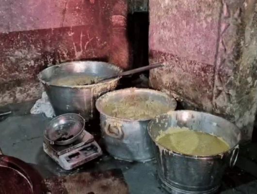 एक्सपायरी दूध से बना रहे थे पनीर, गंदगी में मिठाइयां: