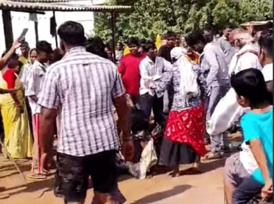 बच्चा चोरी के शक में 5 महिलाओं को पीटा
