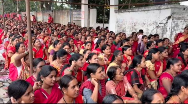 लाल साड़ी पहनकर सैकड़ों आंगनबाड़ी कार्यकर्ता-सहायिकाओं का प्रदर्शन, मांगें नहीं मानीं तो अनिश्चितकालीन हड़ताल की चेतावनी..