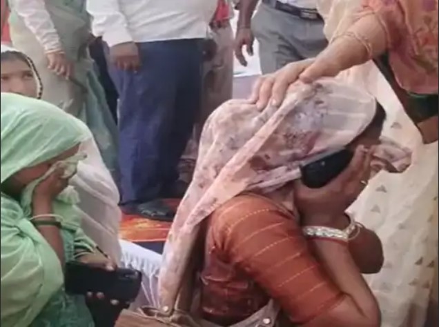 मंत्रियों के सामने फूट-फूटकर रोने लगी आंगनबाड़ी कार्यकर्ता