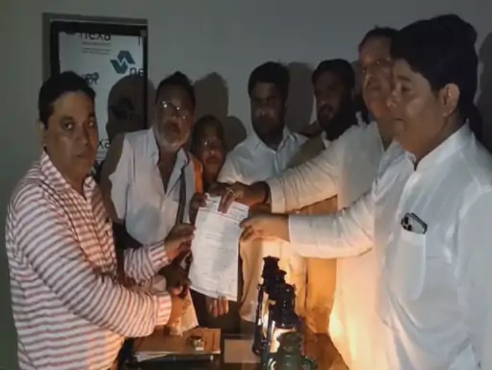 कांग्रेसियों ने बंद की बिजली ऑफिस की लाइट