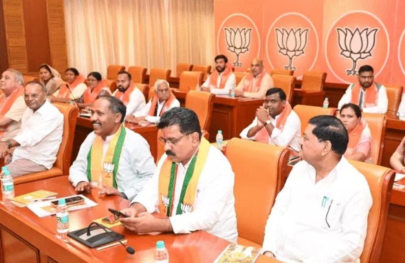 छत्तीसगढ़ बीजेपी में फेरबदल...रवि भगत पर एक्शन- अध्यक्ष बने राहुल:विभा को महिला मोर्चा की कमान, हेमंत पाणिग्रही मीडिया संयोजक, मुख्य प्रवक्ता संतोष पांडेय बने