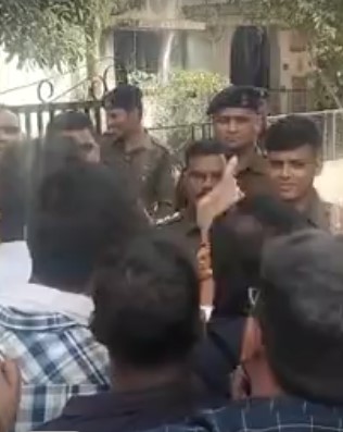 रायपुर NIT चौपाटी विवाद, कांग्रेसियों ने घेरा थाना