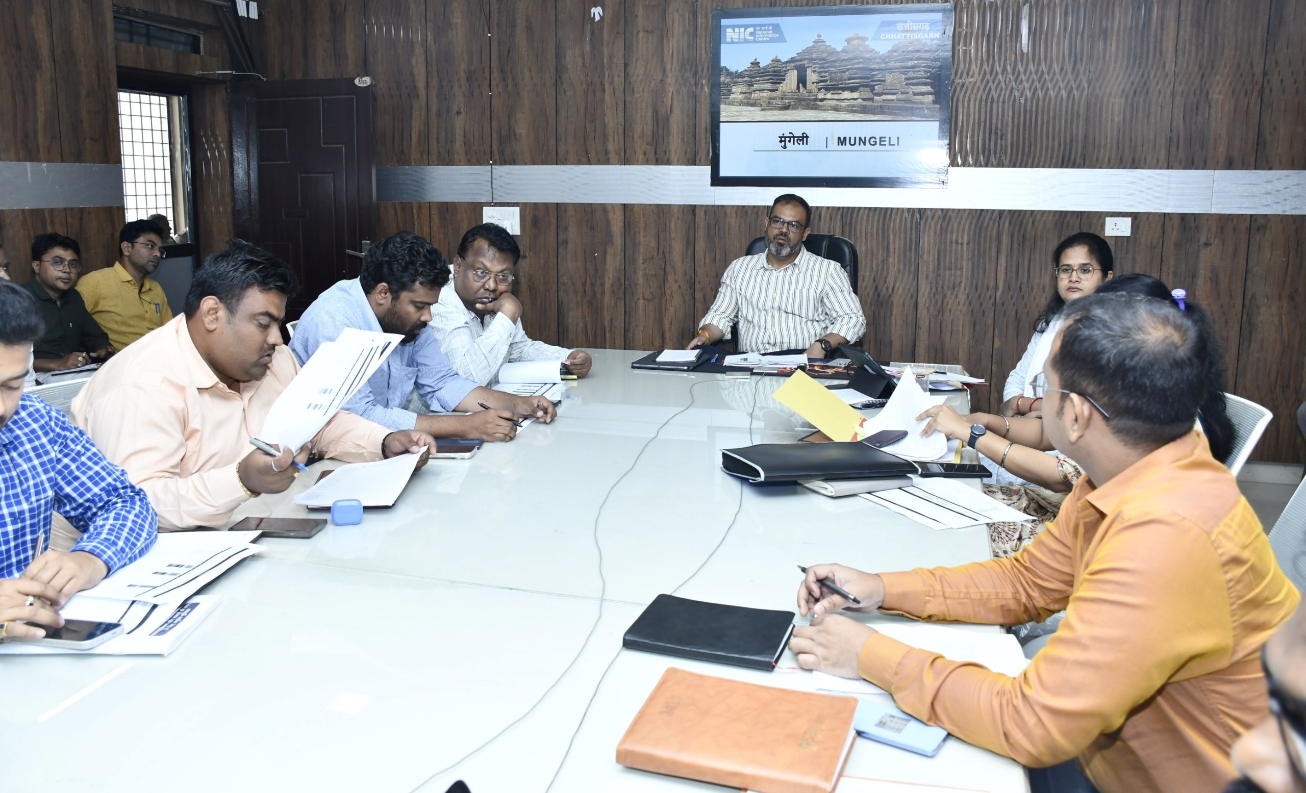 कलेक्टर ने राजस्व प्रकरणों की समीक्षा की, समय सीमा में निराकरण के दिए सख्त निर्देश