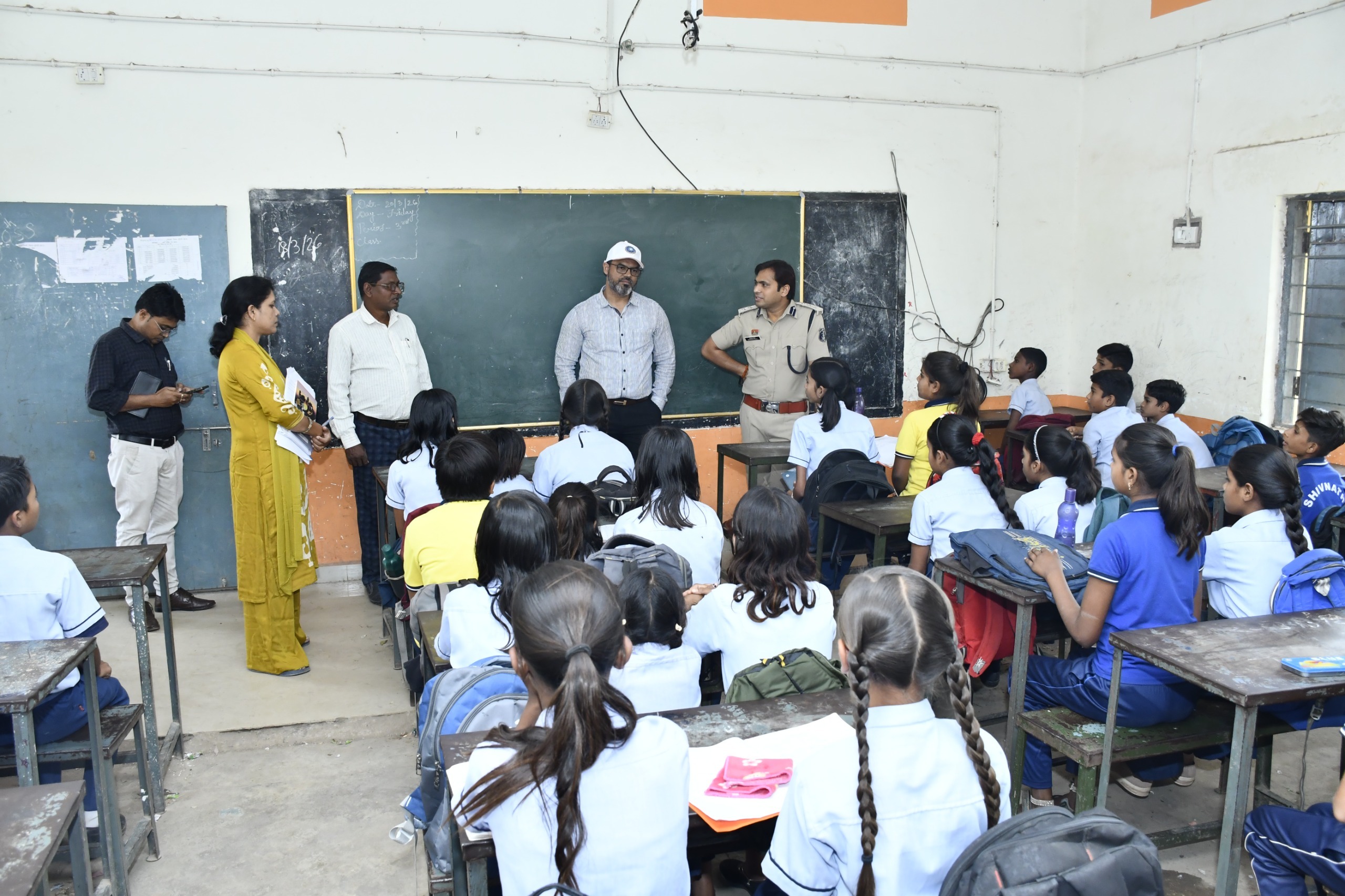 कलेक्टर का आत्मानंद स्कूल में औचक निरीक्षण, गंदगी पर सख्त कार्रवाई के निर्देश  आधार पंजीयन कार्य की समीक्षा, अव्यवस्था पर प्राचार्य के खिलाफ कार्रवाई, कर्मचारियों को नोटिस