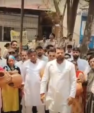 पानी की समस्या कांग्रेस ने मटका लेकर किया प्रदर्शन
