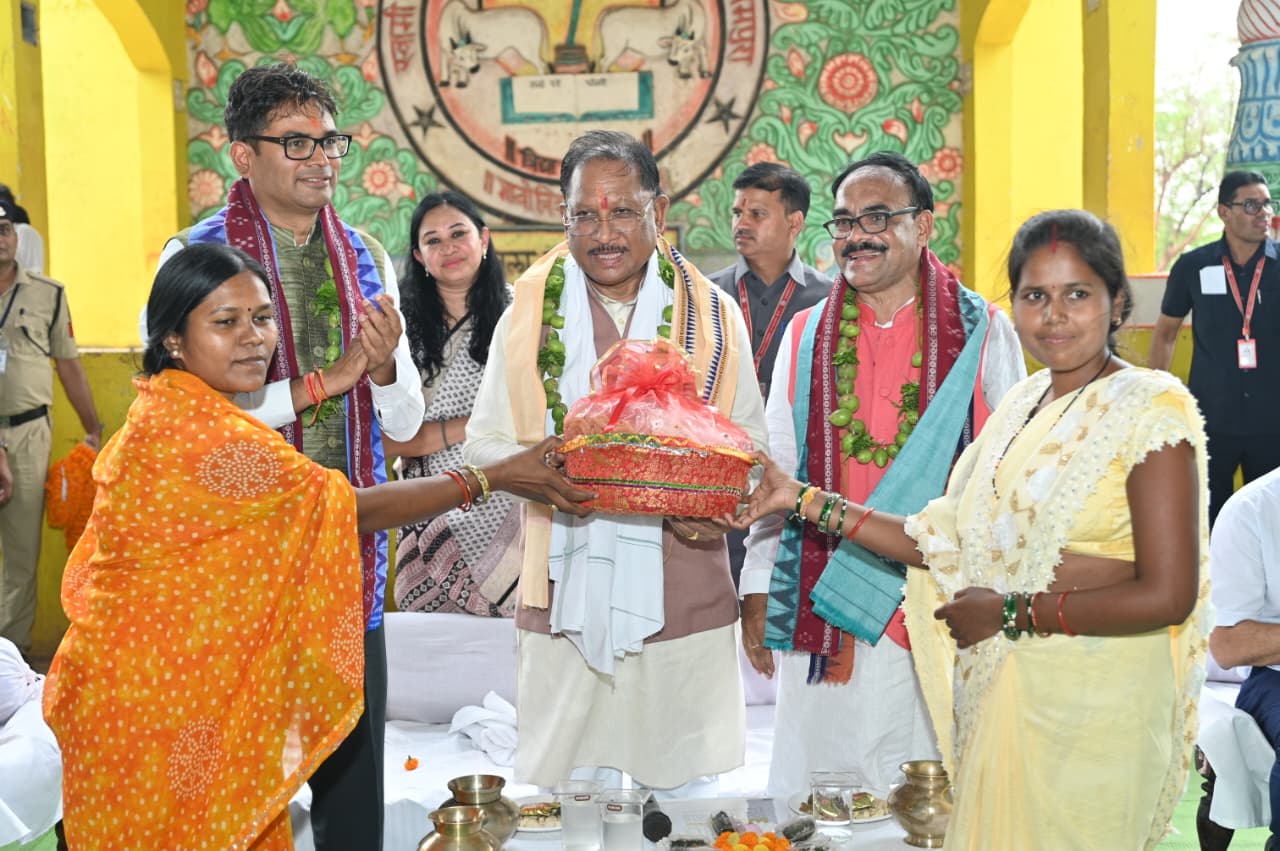 जनचौपाल में मुख्यमंत्री ने सुनी जनता की बात, विकास कार्यों की दी सौगात, ग्राम भीखमपुरा पहुंचे मुख्यमंत्री, ग्रामीणों से किया सीधा संवाद
