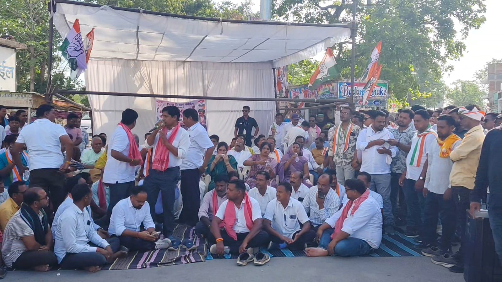 किसानों की मांग को लेकर सारंगढ़ बिलाईगढ़ जिले के कांग्रेसीयो ने किया धरना प्रदर्शन ,