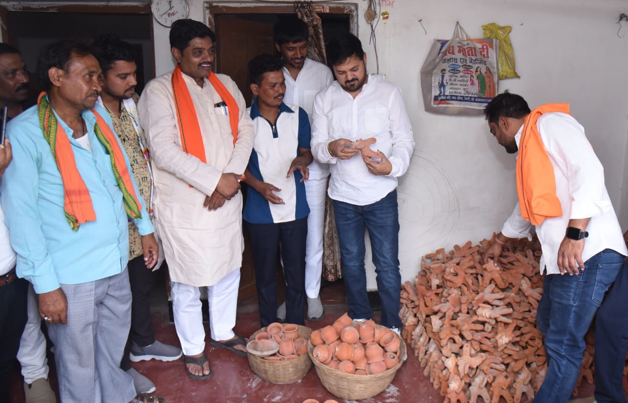 घर-घर पहुंचे विधायक अनुज शर्मा, ग्रामीणों से किया सीधा संवाद  सेवा, सुशासन और गरीब कल्याण के 12 वर्ष पूरे होने पर &lsquo;घर-घर चलो अभियान&rsquo; के तहत बंगोली, मोहरेंगा और बरौंडा में जनसंपर्क
