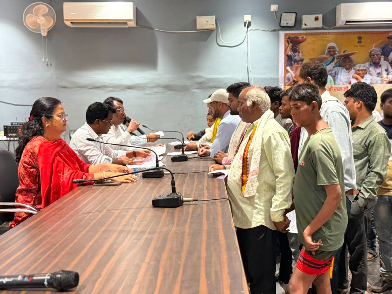 जनदर्शन: प्रशासन ने संवेदनशीलता से सुनी आमजनों की समस्याएं।