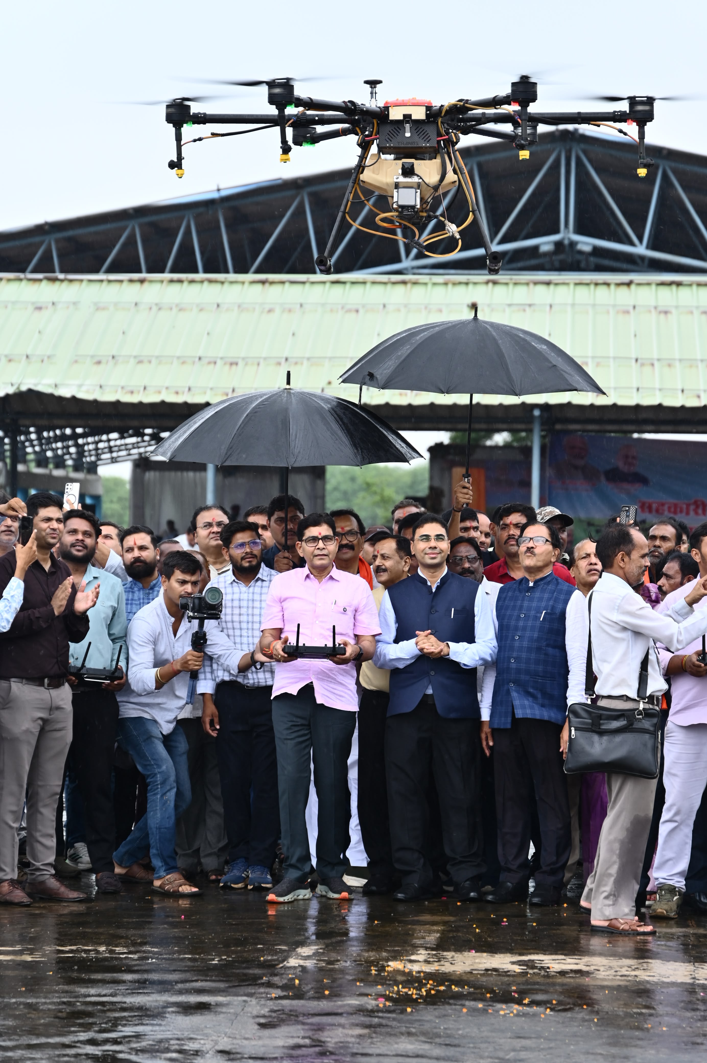 आधुनिक खेती की दिशा में जिले की ऐतिहासिक उपलब्धि,अब सहकारी समितियों के माध्यम से किसानों को मिलेगी ड्रोन स्प्रेयर की सुविधा