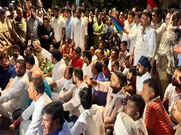 रायपुर लोकभवन के बाहर कांग्रेसियों का धरना