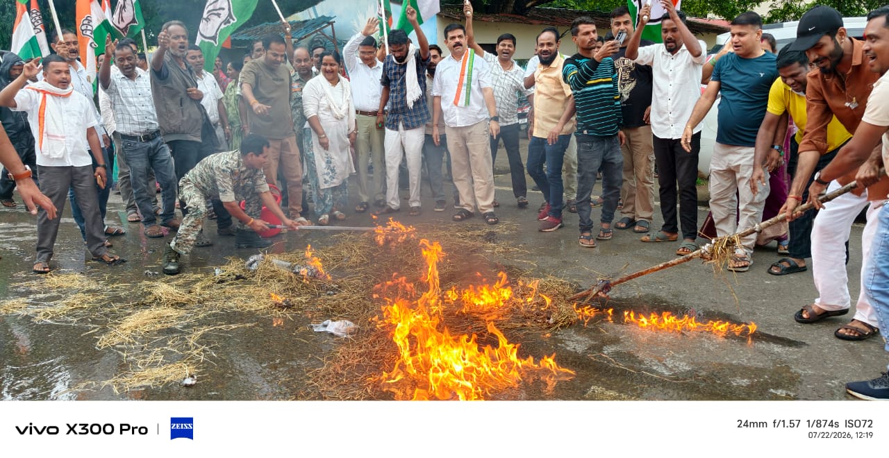 कांग्रेस ने फूंका मोदी का पुतला, खड़गे-राहुल-प्रियंका समेत नेताओं की गिरफ्तारी का किया विरोध  मोदी सरकार बोलने की आजादी को कुचलकर लोकतंत्र को खत्म करने पर तुली है&rdquo; - विधायक विक्रम मंडावी