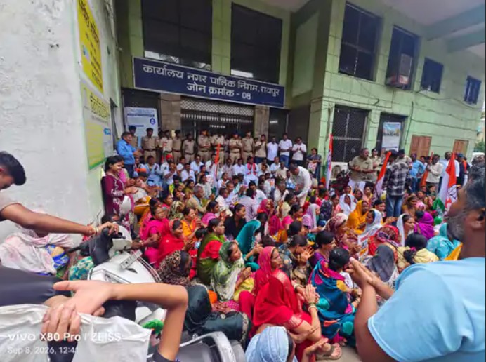 महोबा बाजार जोन कार्यालय का कांग्रेस ने किया घेराव