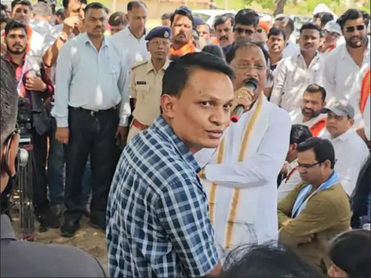 CM साय ने PHE सब इंजीनियर को कहासस्पेंड के लिए तैयार रहो; खराब हैंडपंप की शिकायत पर चौपाल में लगाई फटकार