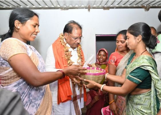 मुख्यमंत्री ने किया पीएम जनमन आवास का अवलोकन  हितग्राहियों ने पारंपरिक रीति रिवाज से किया स्वागत