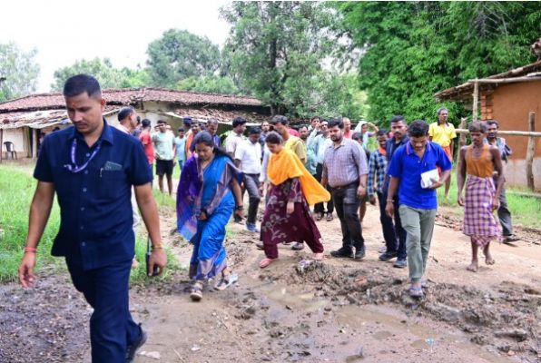 मंत्री श्रीमती लक्ष्मी राजवाड़े ने हाथी प्रभावित क्षेत्रों का किया दौरा  पीड़ित परिवारों को शीघ्र मुआवजा उपलब्ध कराने के दिए निर्देश