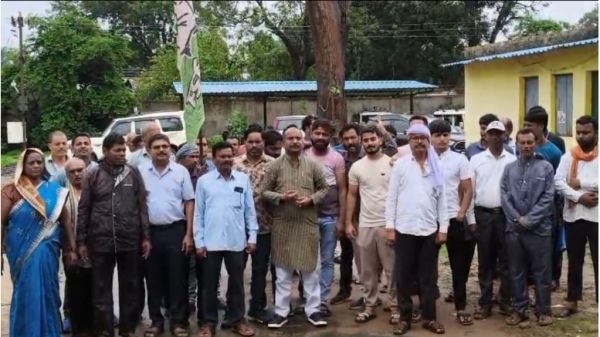 जनकपुर-भरतपुर में बिजली संकट पर गरमाई सियासत, पूर्व विधायक गुलाब कमरो के नेतृत्व में कांग्रेस का विरोध प्रदर्शन