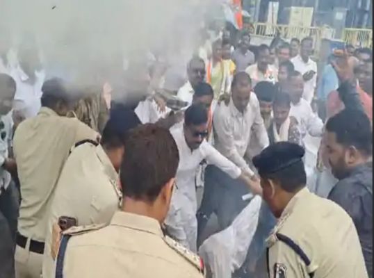 बिजली हाफ योजना में कटौती के खिलाफ कांग्रेस का प्रदर्शन: