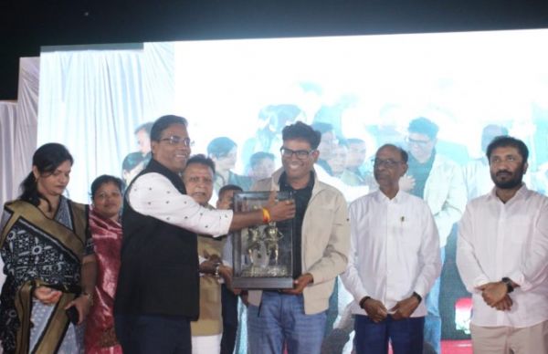 सपने देखे, संकल्प ले, सपने को बुने, धारा के विपरीत दिशा में मेहनत कर आगे बढे : आनंद कुमार   वित्त मंत्री ओ पी चौधरी ने कहा, सिंसियर बने ! इरादा मजबूत तो कोई बाधा रोक नहीं सकता  सरिया में कैरियर मार्गदर्शन कार्यक्रम का हुआ आयोजन