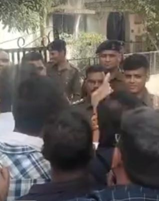 रायपुर NIT चौपाटी विवाद, कांग्रेसियों ने घेरा थाना