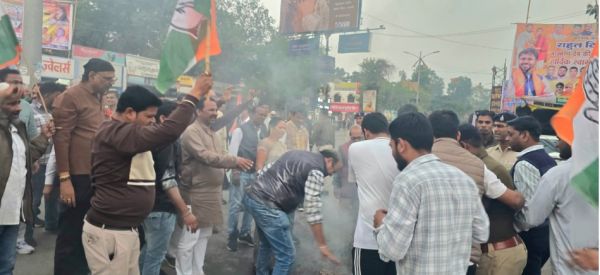 कांग्रेसियों ने फूंका प्रधानमंत्री और ई.डी. का पुतला