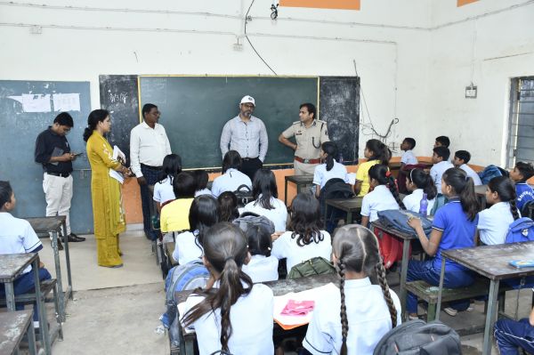 कलेक्टर का आत्मानंद स्कूल में औचक निरीक्षण, गंदगी पर सख्त कार्रवाई के निर्देश  आधार पंजीयन कार्य की समीक्षा, अव्यवस्था पर प्राचार्य के खिलाफ कार्रवाई, कर्मचारियों को नोटिस