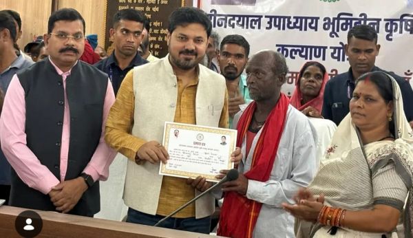 राज्य सरकार ने 500 करोड़ किए जारी, धरसीवां में हितग्राहियों को मिले प्रमाण पत्र  अंत्योदय की सोच के साथ भूमिहीन मजदूरों को आर्थिक संबल, गांवों के विकास को मिली नई गति