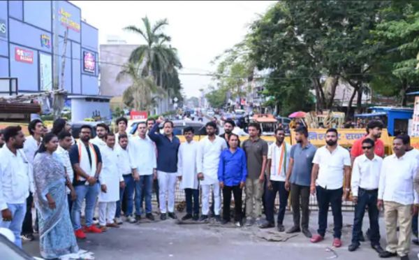 एक्सप्रेस-वे का रास्ता खोलने पर कांग्रेस का प्रदर्शन