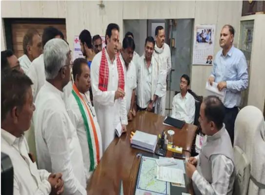 रायपुर में बिजली संकट, कांग्रेस नेताओं ने किया प्रदर्शन