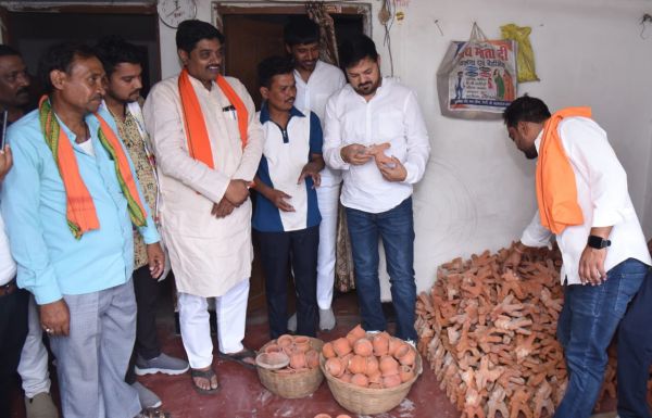 घर-घर पहुंचे विधायक अनुज शर्मा, ग्रामीणों से किया सीधा संवाद  सेवा, सुशासन और गरीब कल्याण के 12 वर्ष पूरे होने पर &lsquo;घर-घर चलो अभियान&rsquo; के तहत बंगोली, मोहरेंगा और बरौंडा में जनसंपर्क