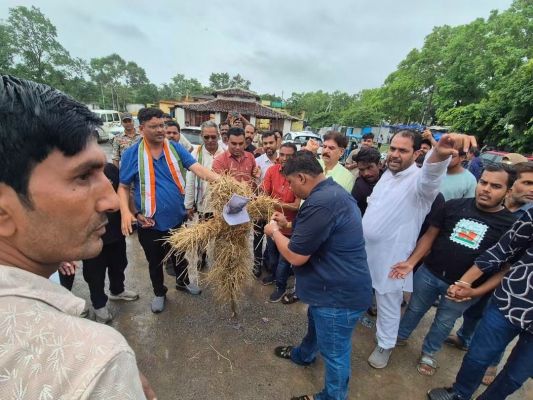 राहुल गांधी की गिरफ्तारी के विरोध में सारंगढ़ में कांग्रेस का प्रदर्शन, प्रधानमंत्री मोदी का हुआ पुतला दहन..