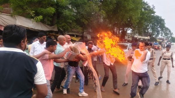 दिल्ली में युवाओं पर कथित लाठीचार्ज के विरोध में सरसींवा में कांग्रेस का प्रदर्शन, अमित शाह का पुतला दहन*